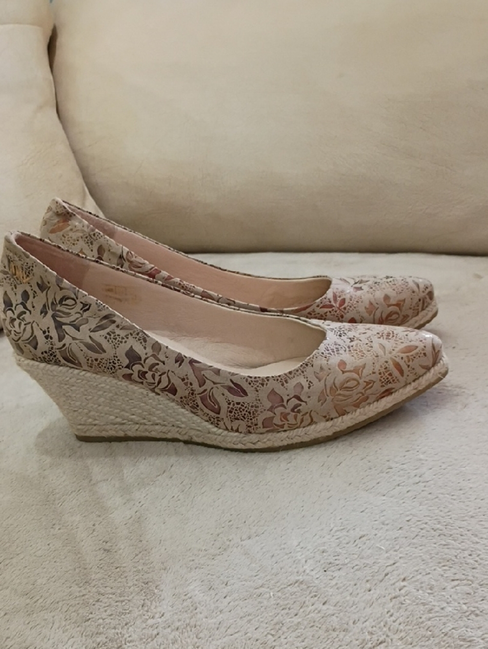 NWT.Viscata Beige Floral Jacquard Wedge Espadrilles